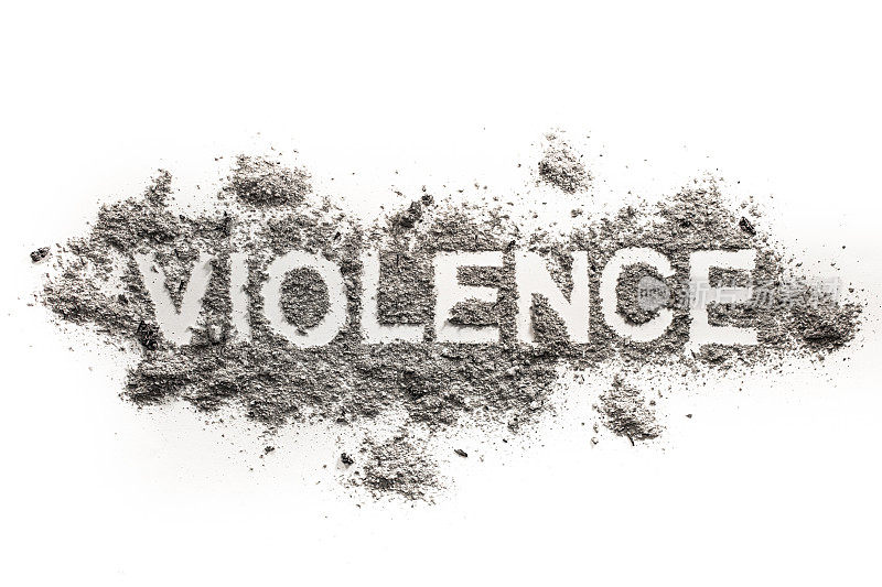 暴力一词写在灰沙尘土中，作为心理上、身体上或情感上的侵略