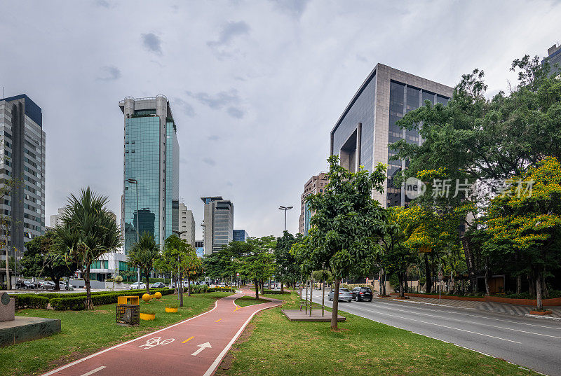 建筑和自行车道法里亚利马大道在圣保罗金融区-圣保罗，巴西