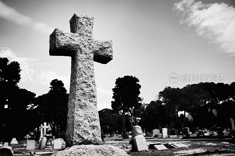 大墓碑十字架的粗糙的石头在墓地
