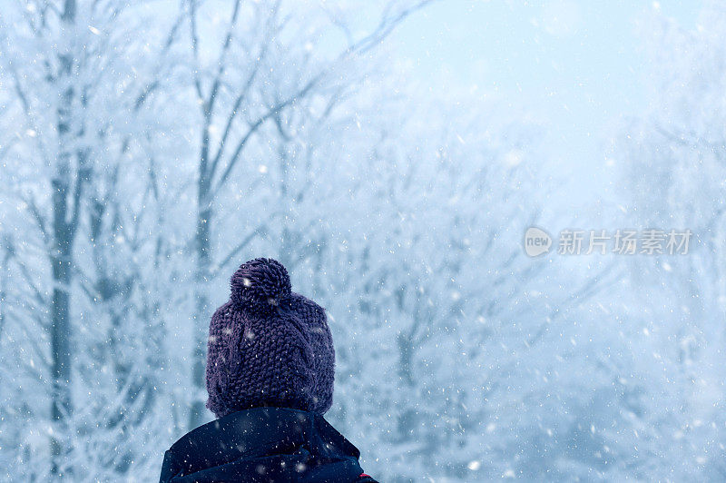 在冬天的雪中行走