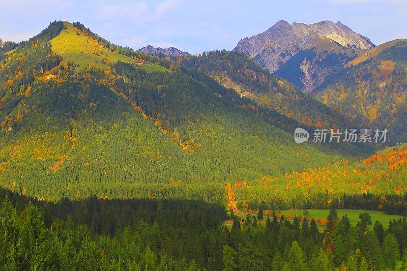 阿尔卑斯山景观在奥地利Tirol，附近Karwendel山脉和巴伐利亚阿尔卑斯山在德国-雄伟的高山景观在金色的秋天，戏剧性的Tyrol雪山全景和田园式的Tirol草地，奥地利