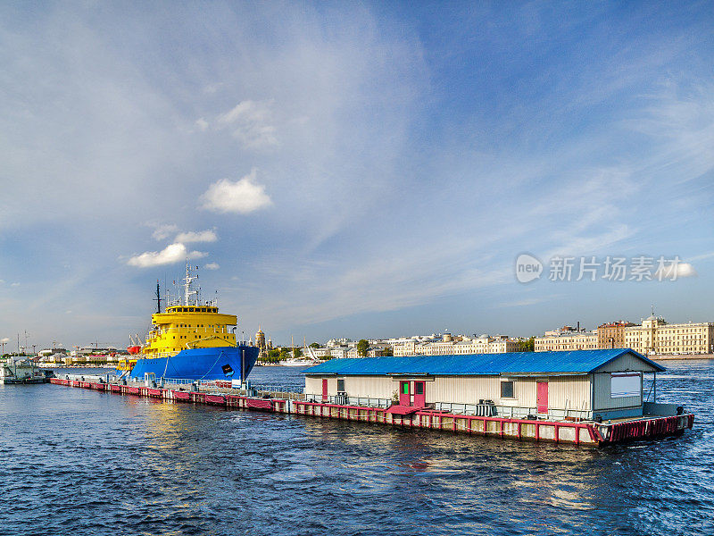 圣彼得堡涅瓦河码头上的破冰船