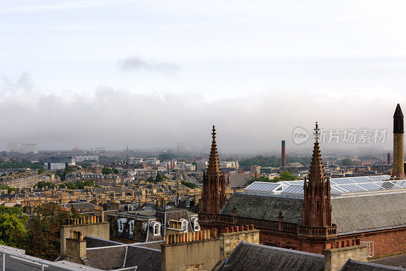 苏格兰爱丁堡的屋顶，雾蒙蒙的早晨