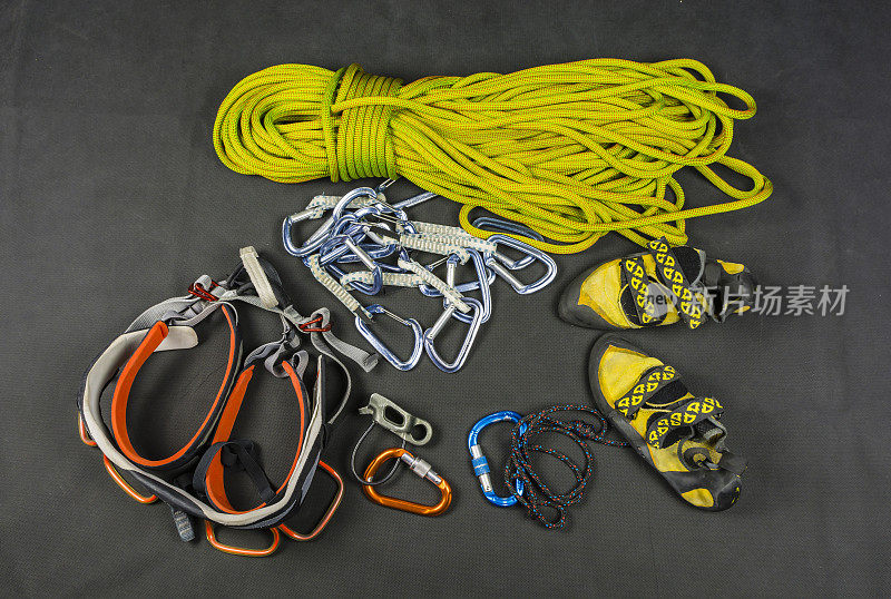 运动攀岩-攀岩者的基本装备。