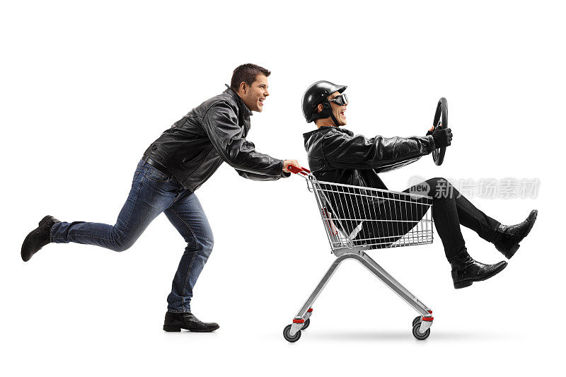 一个骑自行车的人推着购物车，另一个骑自行车的人拿着方向盘