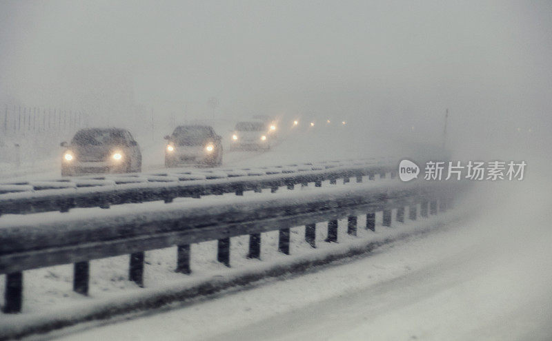 在暴风雪中开车