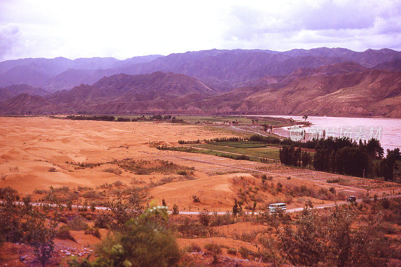 中国宁夏中卫附近的黄河大弯，在那里沙丘从通湖沙漠入侵