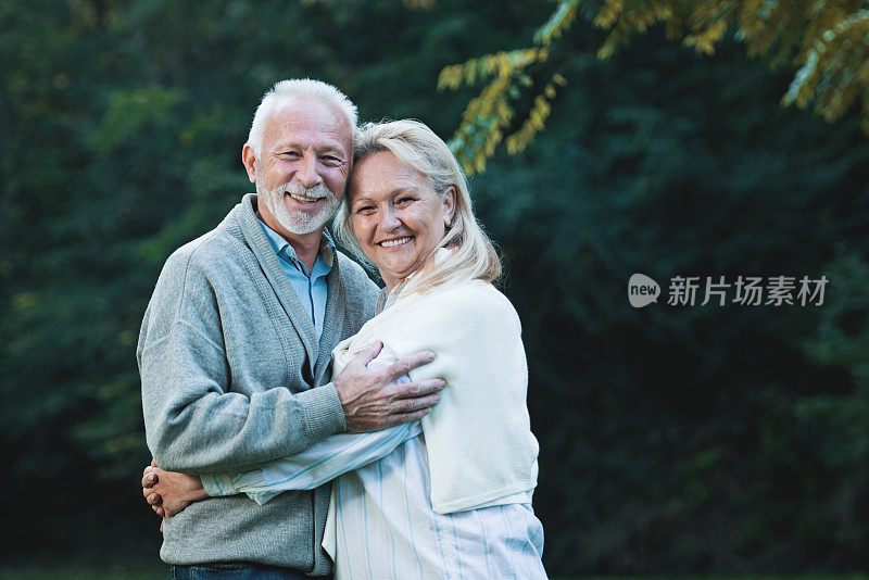 一对快乐的老年夫妇在户外微笑