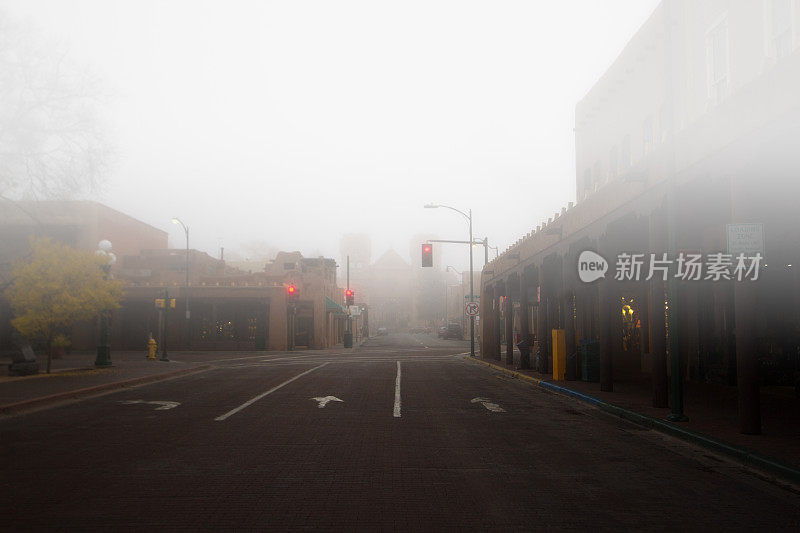 圣达菲，内省:圣达菲市中心的大雾清晨