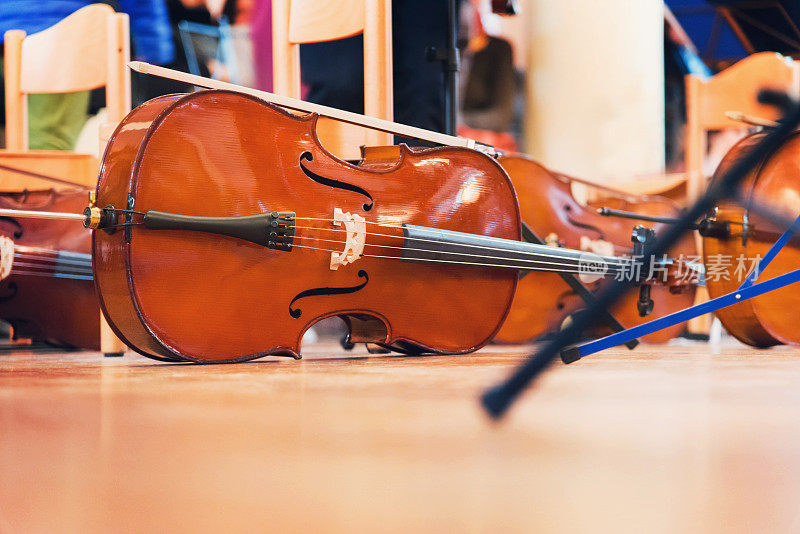 音乐会前把大提琴放在木地板上