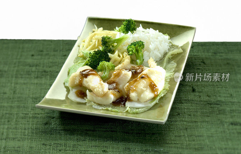 中国菜:罗非鱼片，花椰菜和绿色桌布上的米饭