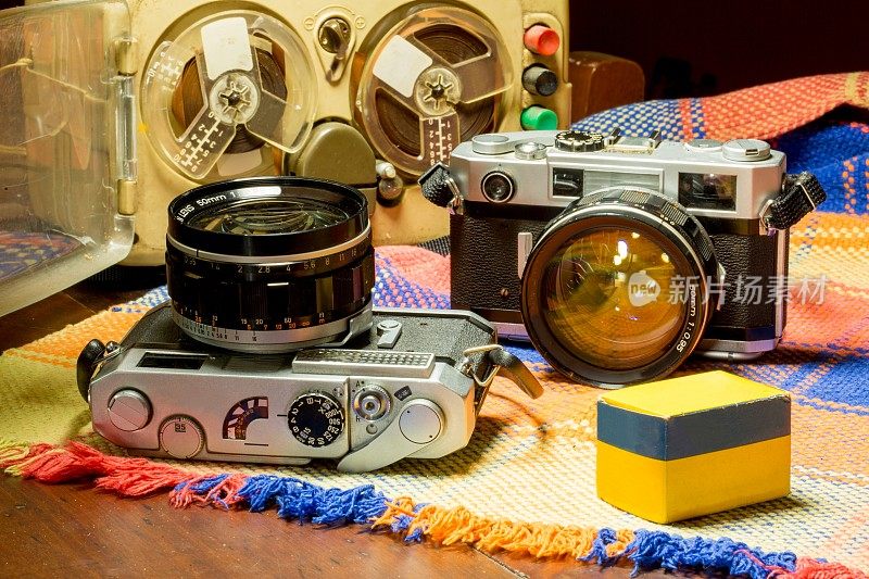静物艺术品与两个古董35毫米相机