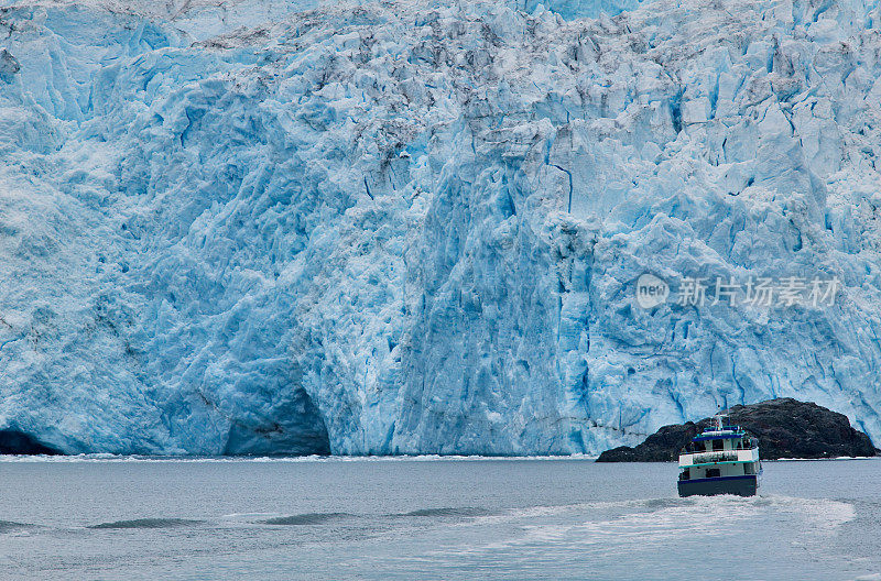 在美国威廉王子湾，小船与冰川相撞