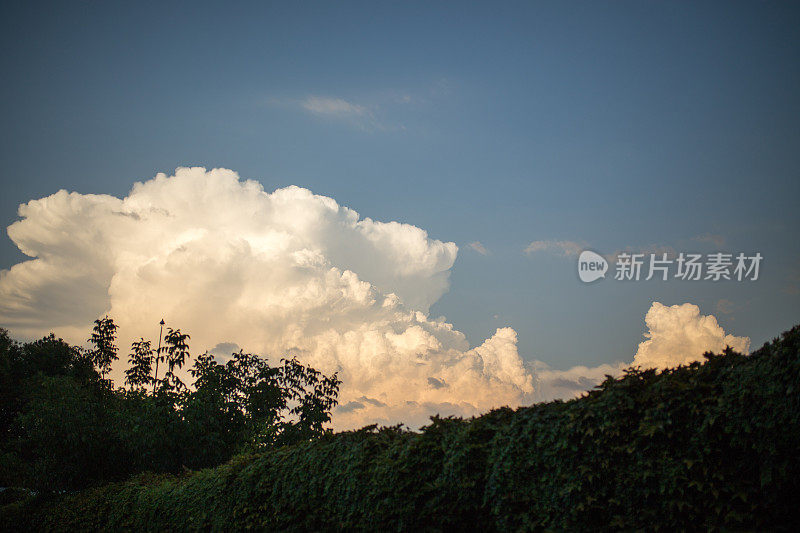 天空日光。自然的天空组成。设计的元素。