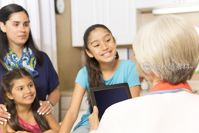 女医生，母亲，和拉丁血统的女孩病人在儿科医生的办公室或诊所。