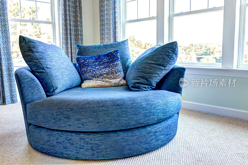 特写的新现代蓝色沙发沙发与窗户与自然光在家里，房子或公寓
