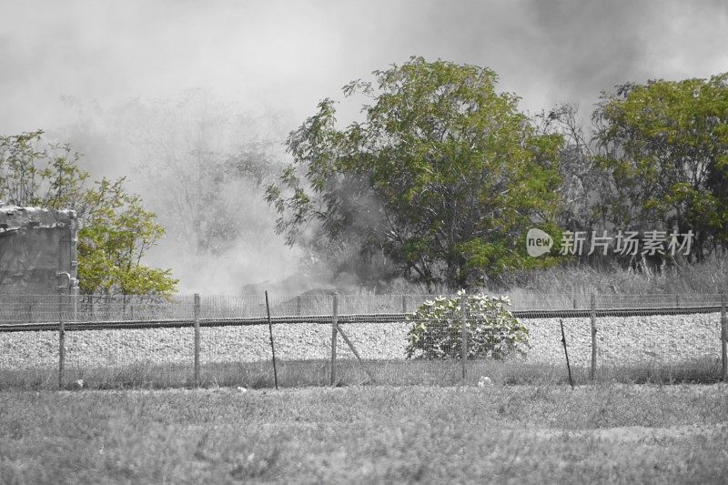 城市附近的田野着火了