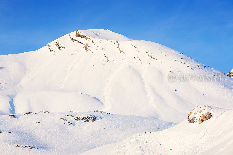 法国上阿尔卑斯山脉被雪覆盖