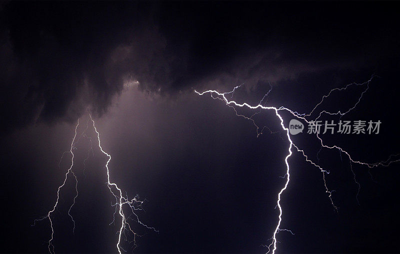 夏夜打雷、闪电、下雨