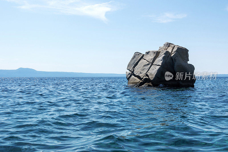 希腊乌拉努波利海上的石岛