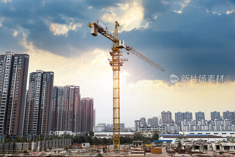 起重机和建筑工地映衬着蓝天