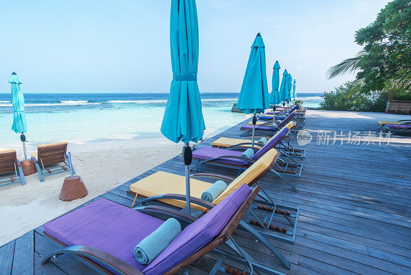 海景露台上的沙滩椅