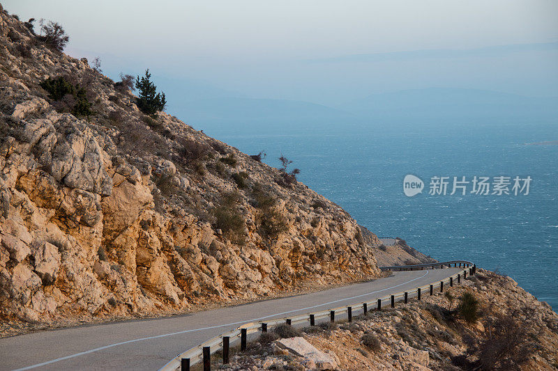 海边的空旷道路