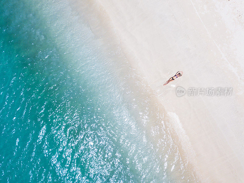 在海滩上晒太阳的女人