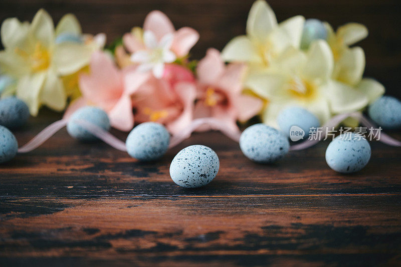 复活节背景百合和复活节彩蛋