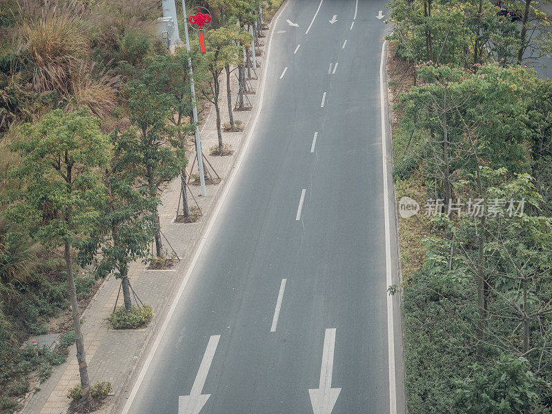 中国空旷的公路鸟瞰图