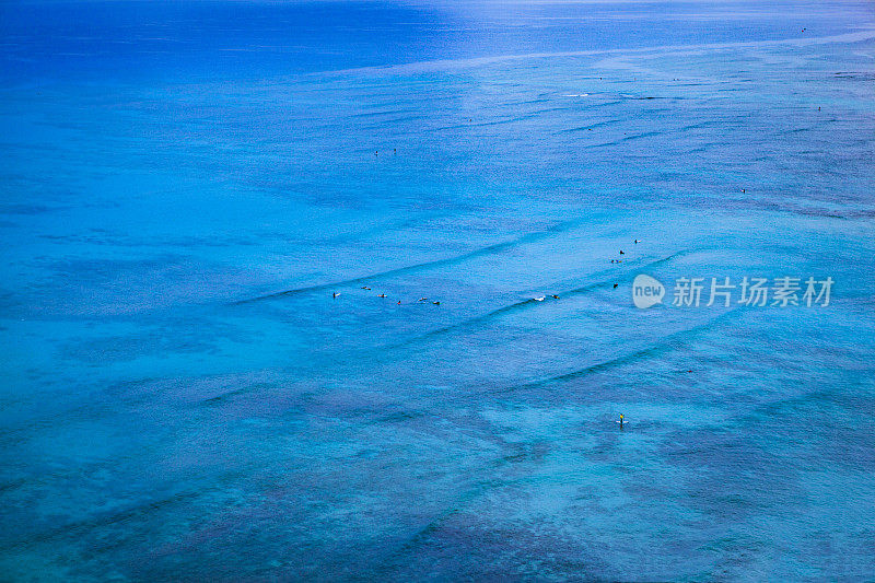 在夏威夷的火奴鲁鲁瓦胡岛威基基海滩等待海浪的冲浪者