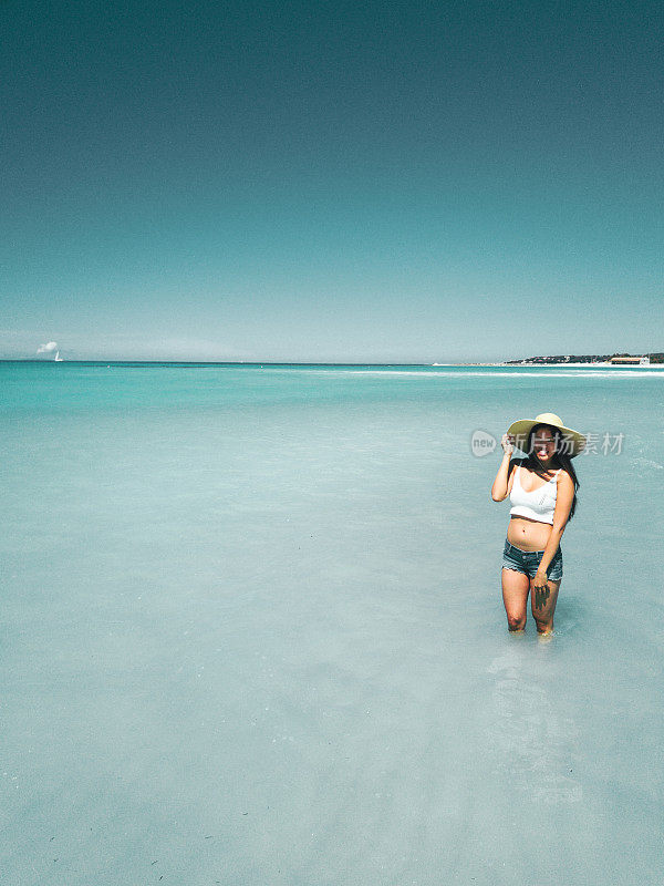 加勒比海夏日里的孤独女人