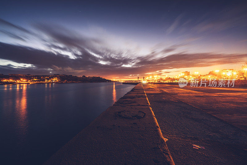 古巴哈瓦那夜间空旷的沿海公路