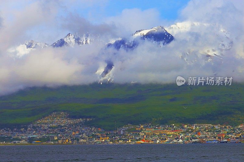 阿根廷火地岛乌斯怀亚城市景观港和白雪覆盖的安第斯山脉