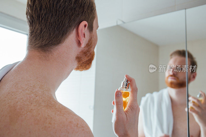 一个男人在浴室里洒香水