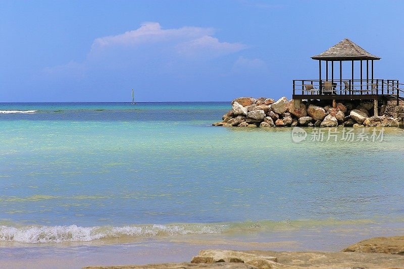 在海滩上航行，在防波堤上的乡村凉亭-蒙特哥湾-牙买加，加勒比海