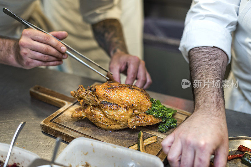 上菜前装饰鸡肉