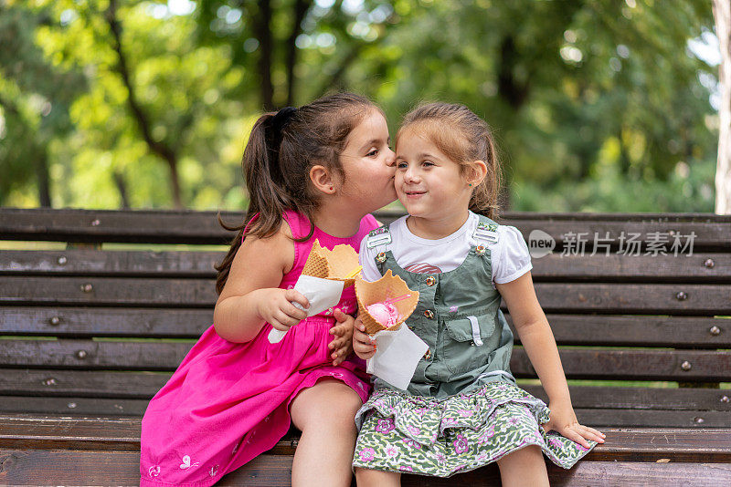 女孩们在公园里吃冰淇淋。
