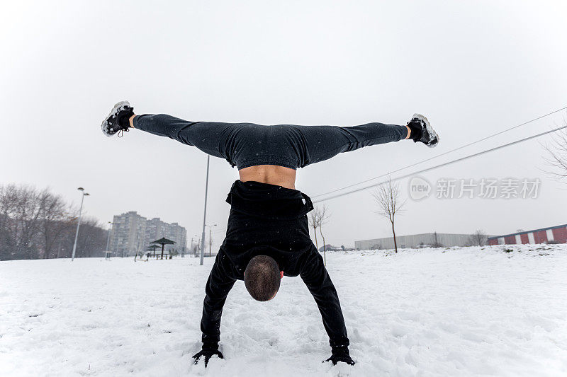 杂技在雪地上