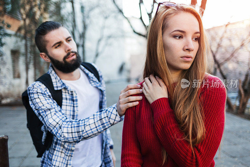 年轻人在安慰他的女朋友