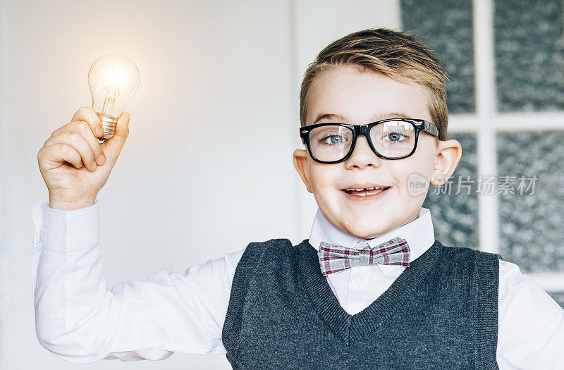儿童科学家拿着一个灯泡，想出了一个主意