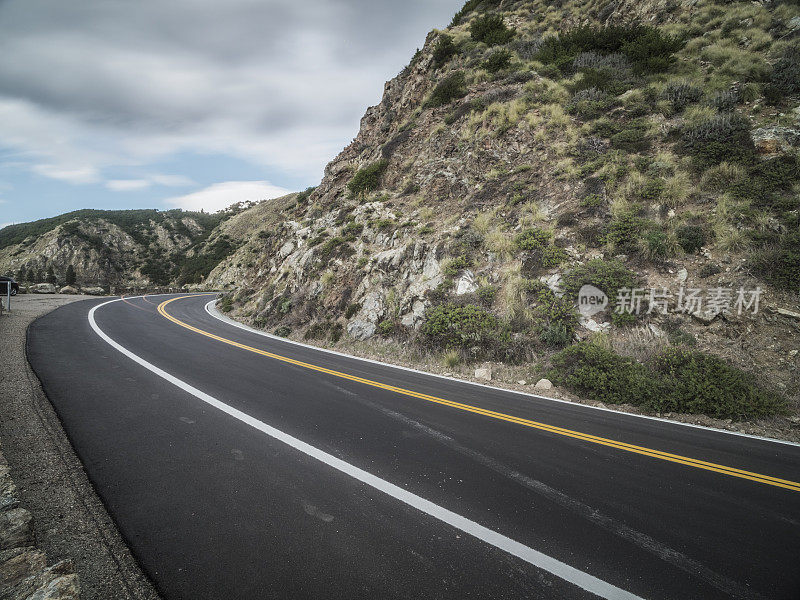 阴天下的沿海公路