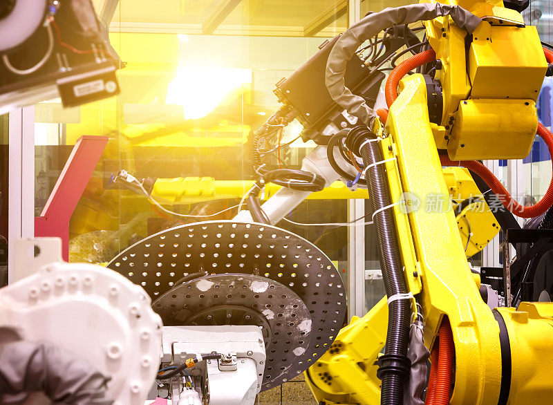 工业机器人在生产线制造商工厂工业机器人在运动。景深模糊