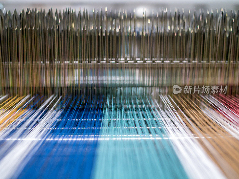 纺织厂织布机上的彩线