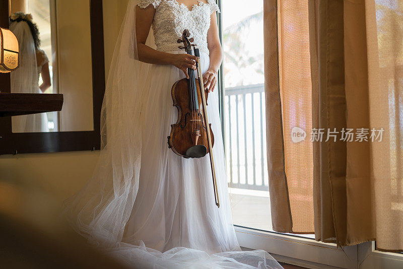 新娘拿着小提琴
