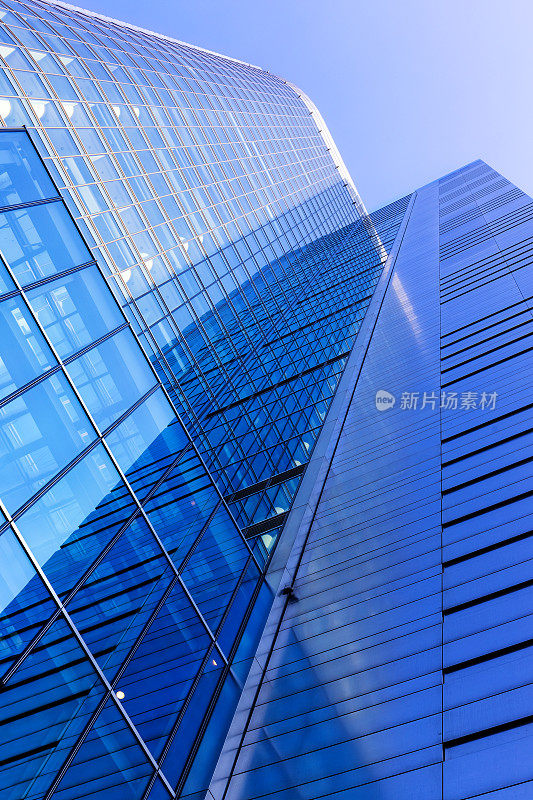 现代玻璃蓝色的商业建筑立面在城市中心