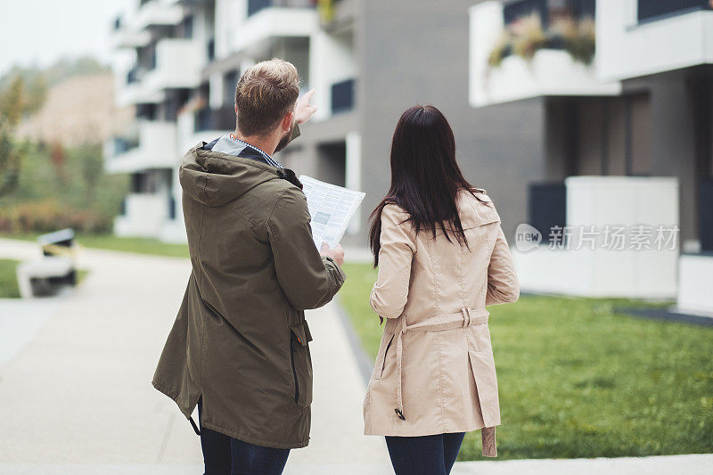 一对年轻夫妇通过分类广告寻找公寓