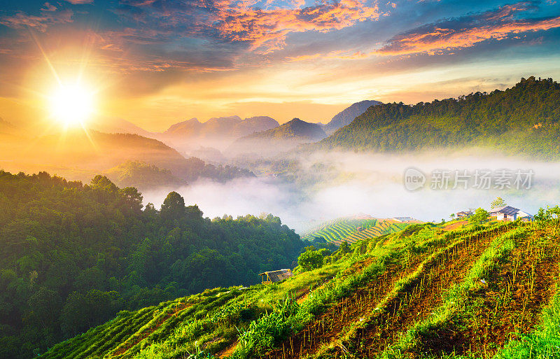 全景式的自然景观，北面的山景有日出和薄雾