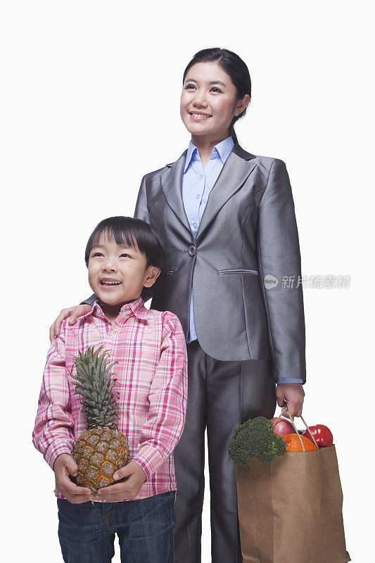 中国母亲和儿子扛着杂货