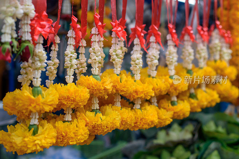 手工制作的花环，供奉在寺庙里